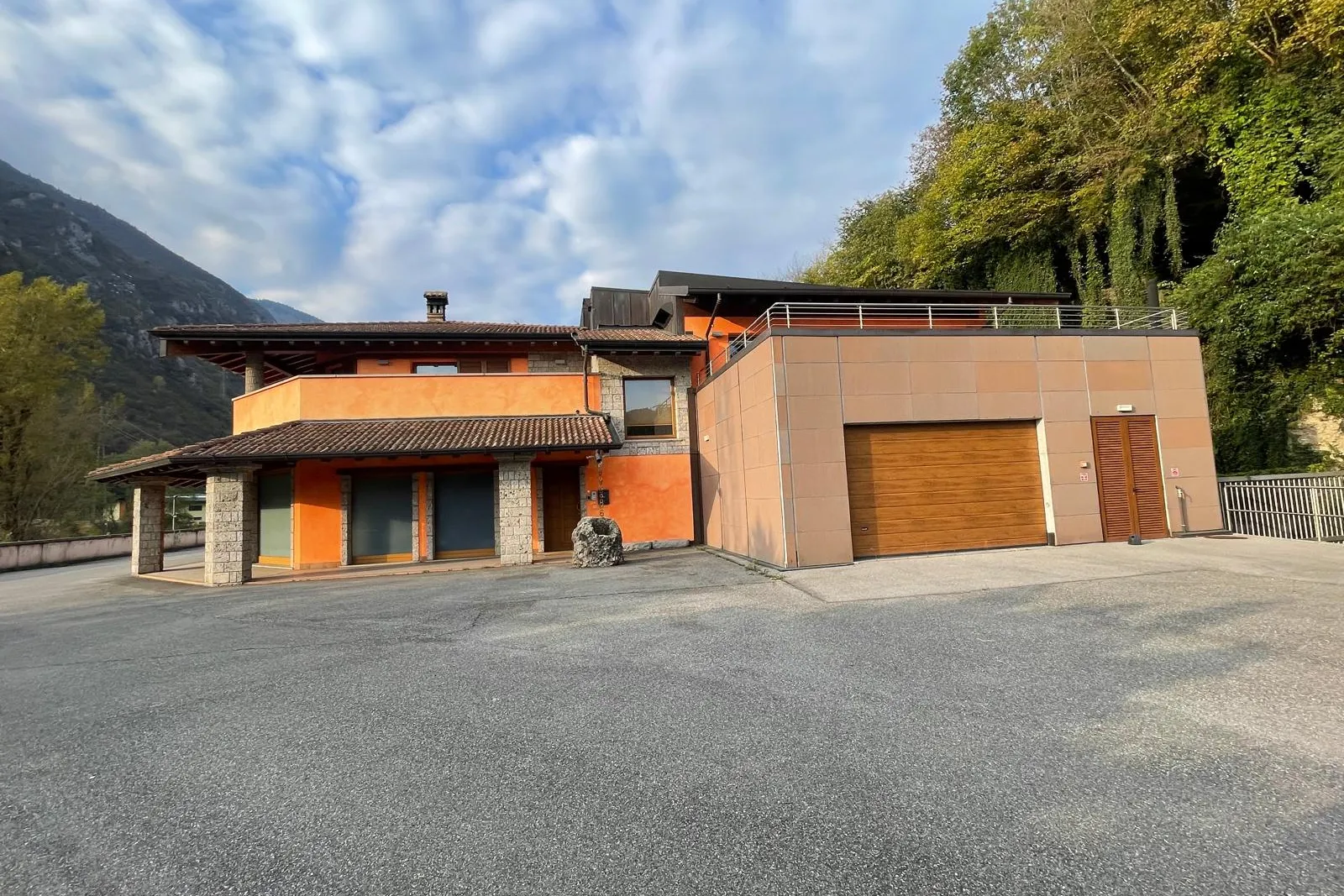 Compendio artigianale con uffici e terreno pertinenziale