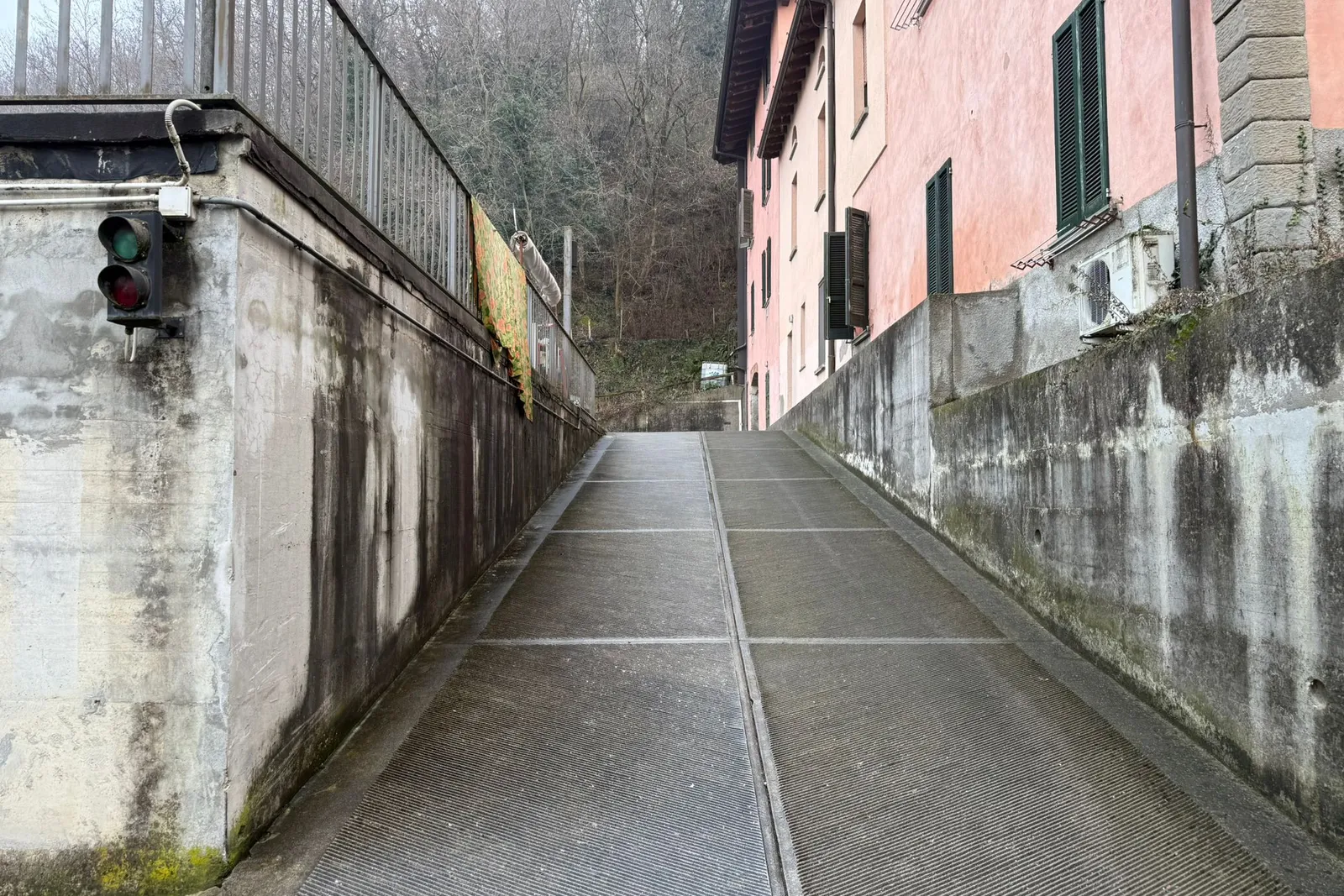 Appartamento con cantina , posto auto scoperto e autorimessa