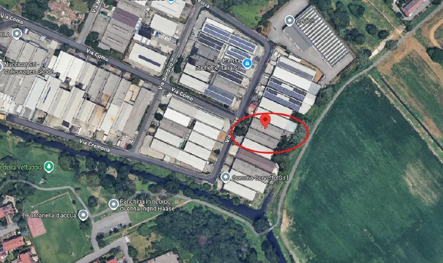 due porzioni di capannoni industriali
