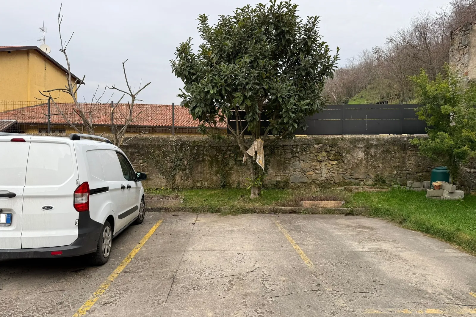 Appartamento con cantina , posto auto scoperto e autorimessa