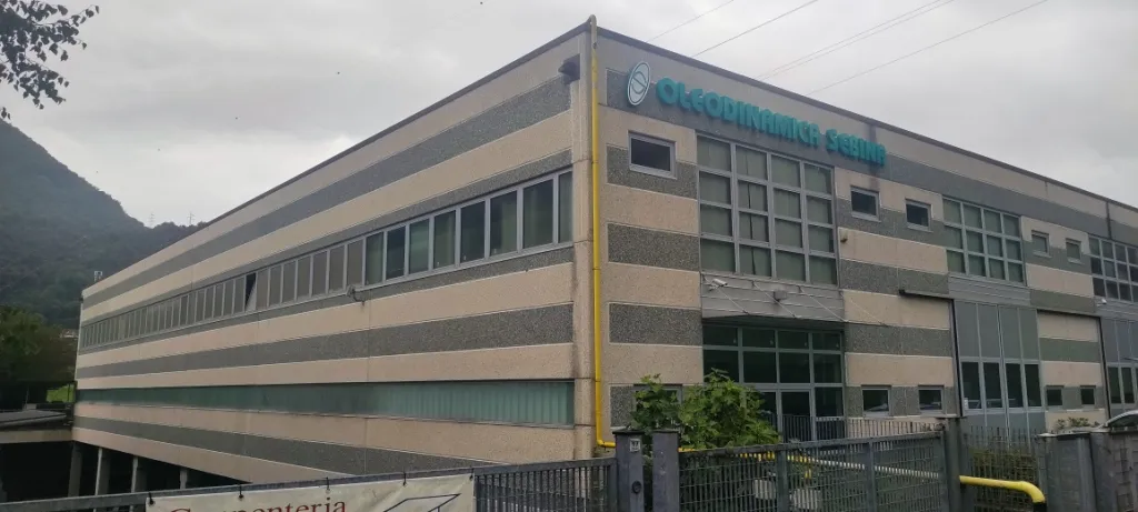 Porzione di capannone industriale dotata di zona uffici e area scoperta
