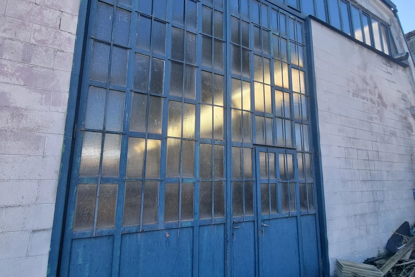 due porzioni di capannoni industriali