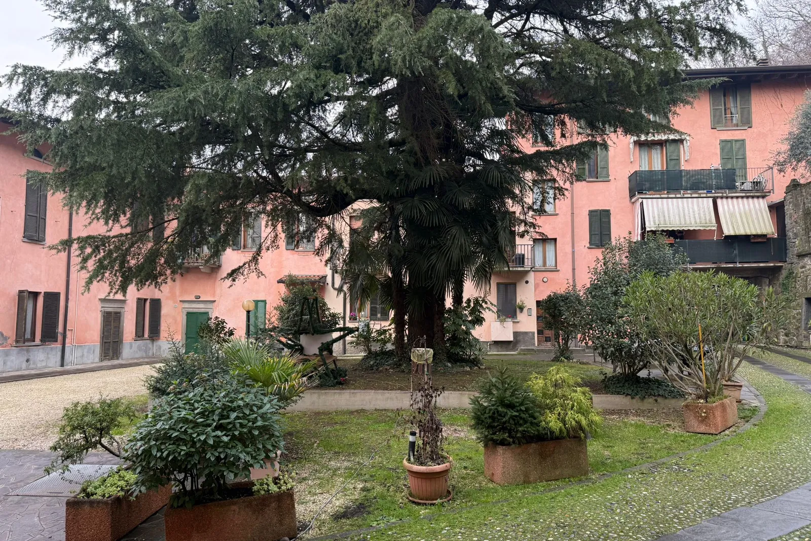 Appartamento con cantina , posto auto scoperto e autorimessa