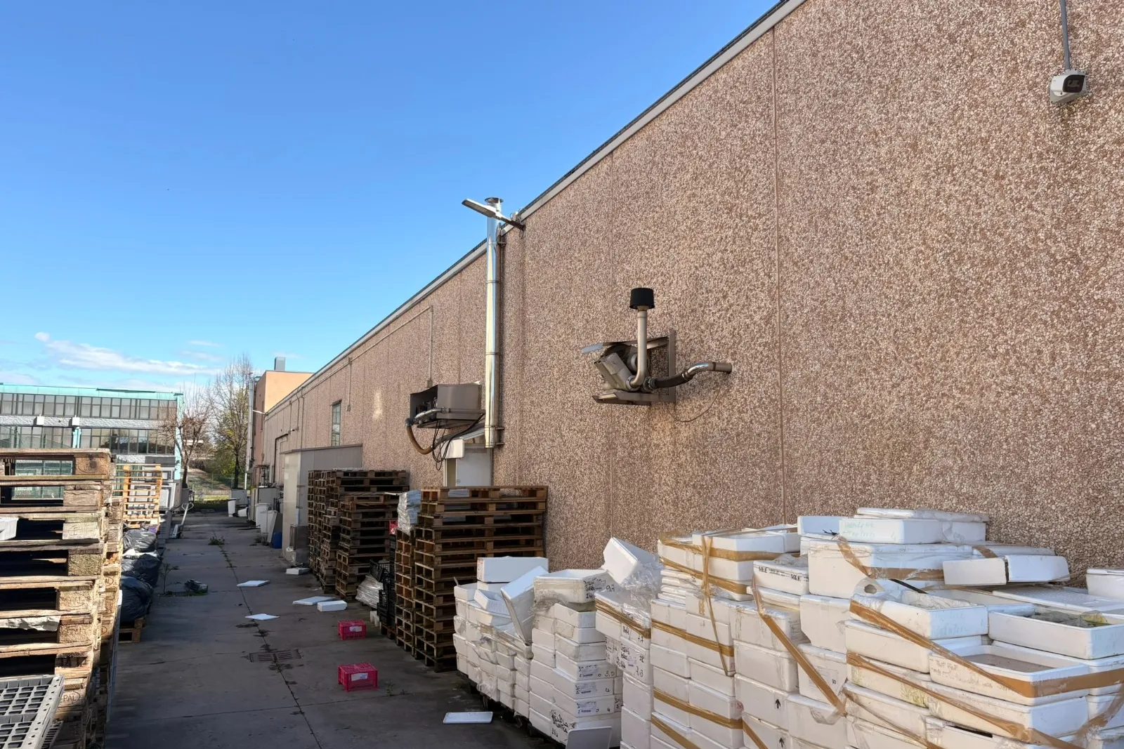 Complesso industriale con celle frigorifere e beni mobili