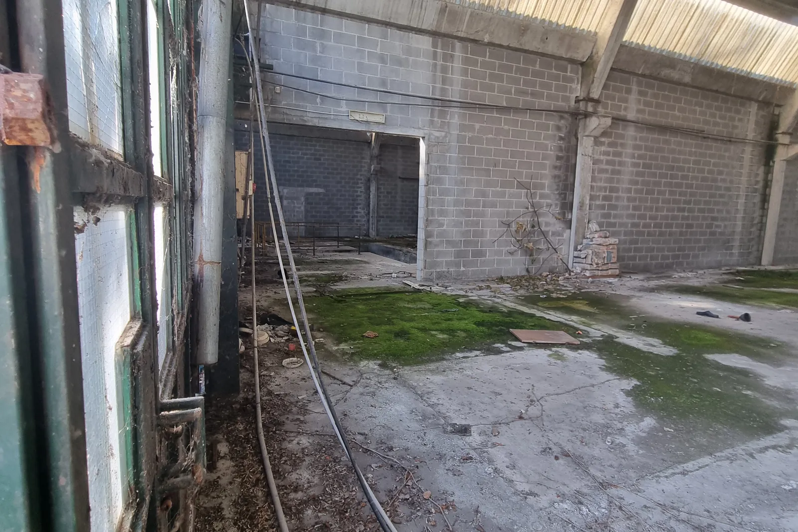due porzioni di capannoni industriali