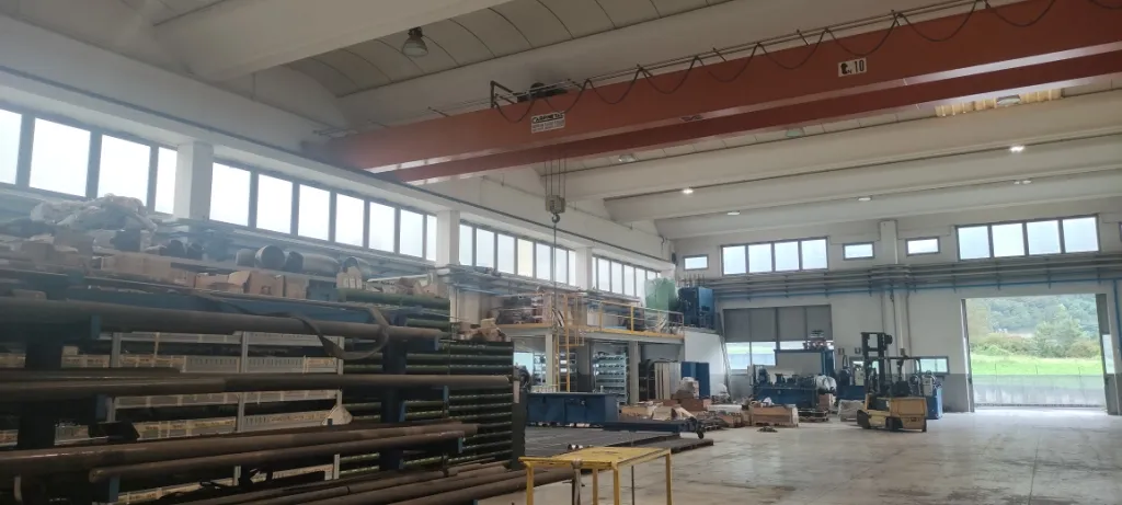 Porzione di capannone industriale dotata di zona uffici e area scoperta