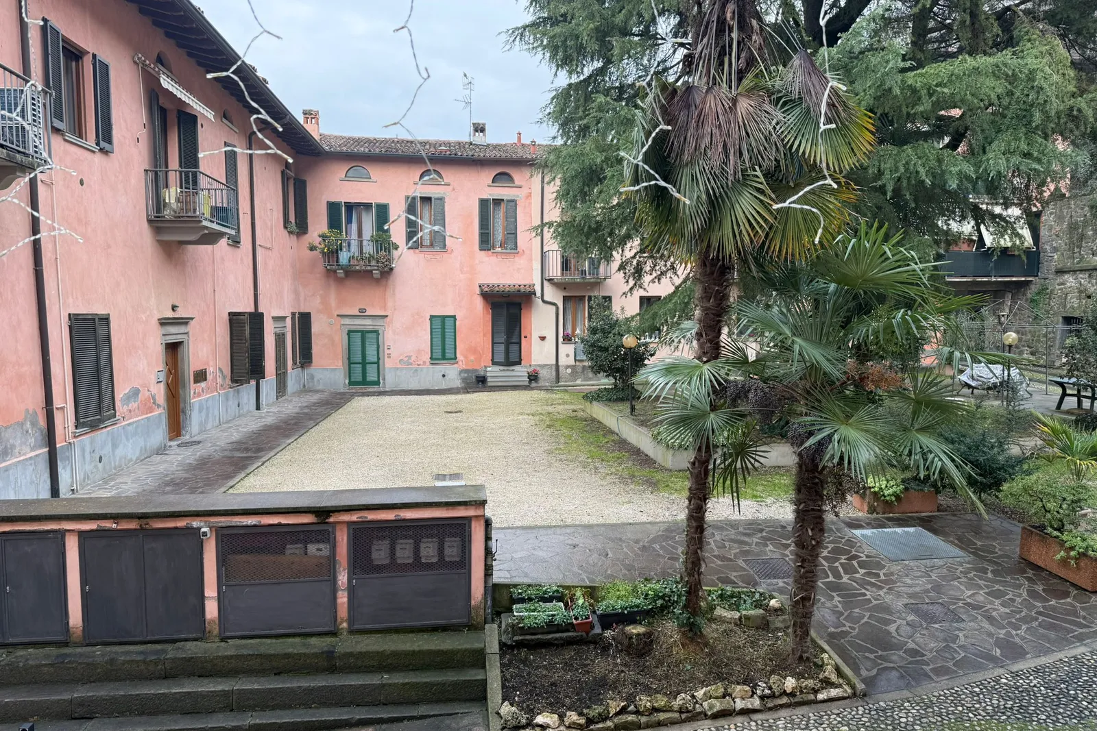 Appartamento con cantina , posto auto scoperto e autorimessa