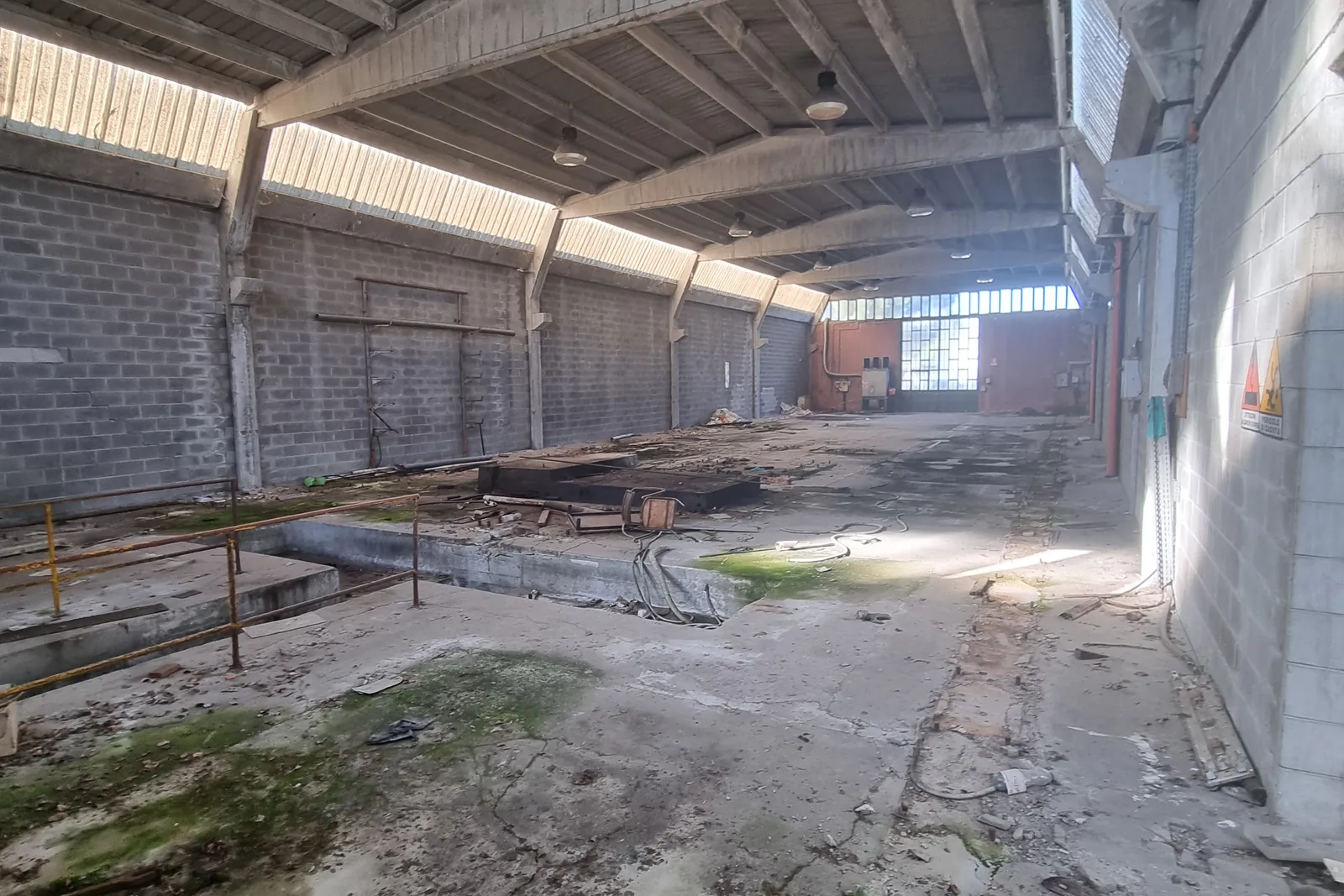 due porzioni di capannoni industriali