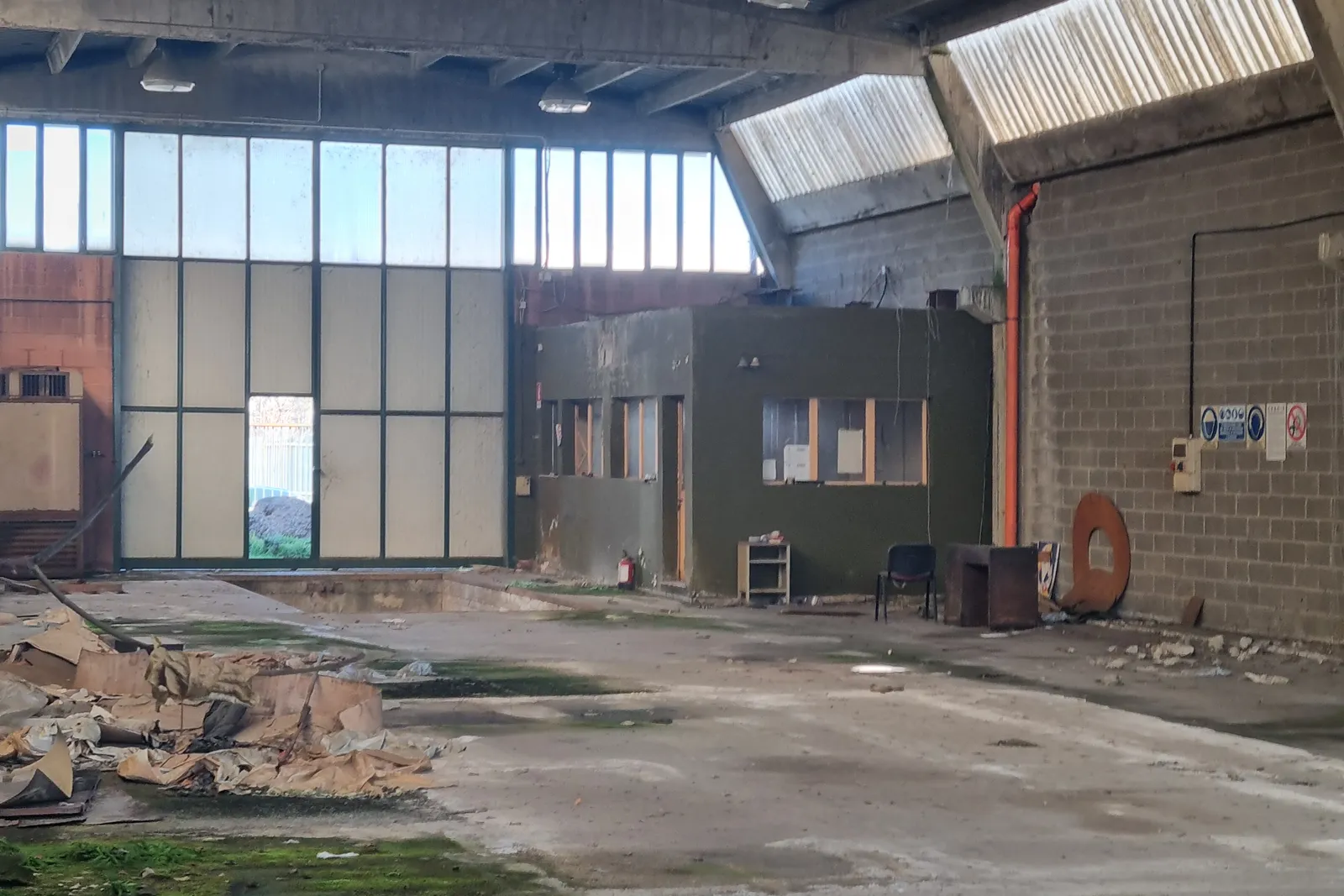 due porzioni di capannoni industriali