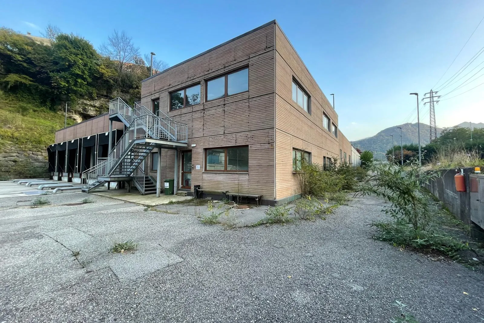Compendio artigianale con uffici e terreno pertinenziale