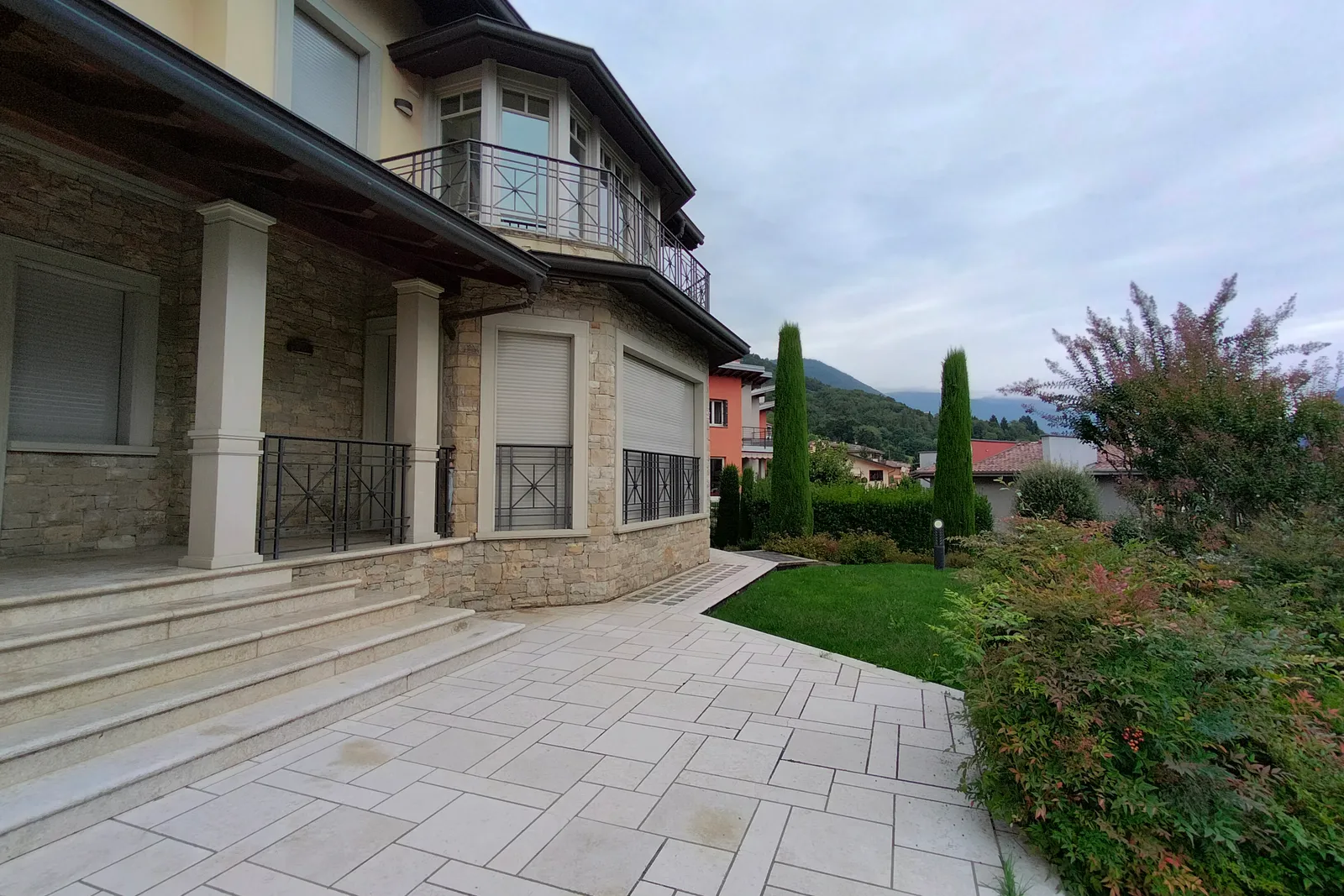 Villa con giardino