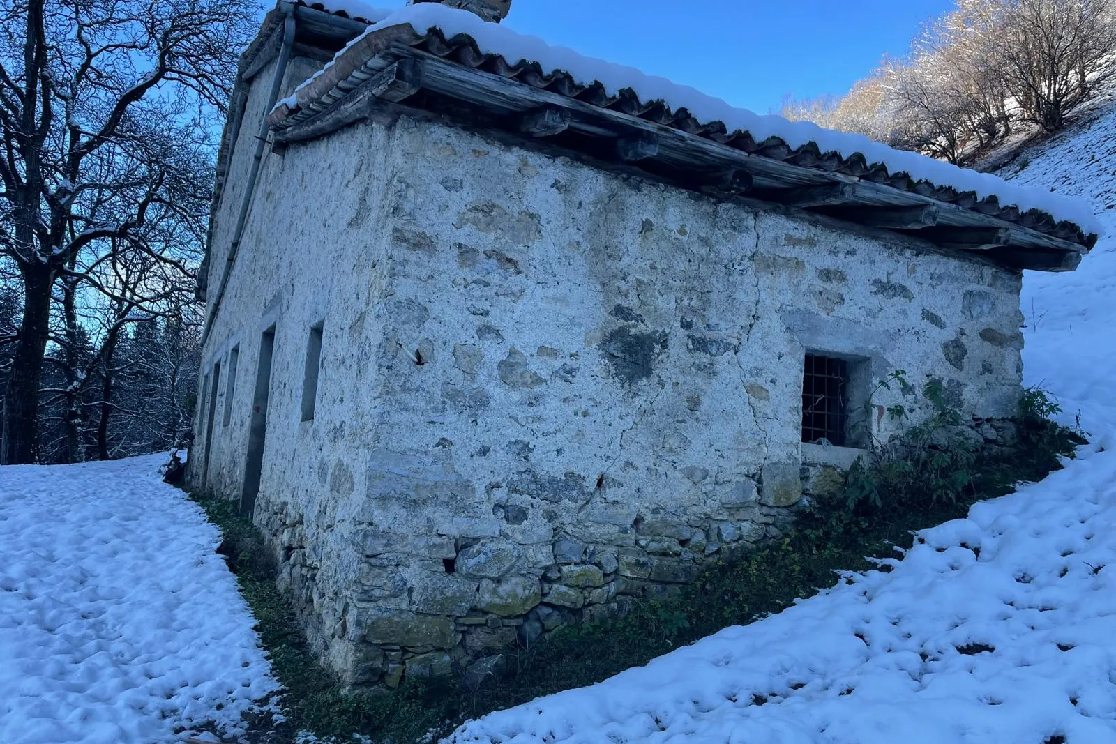 Fabbricato rurale e terreni