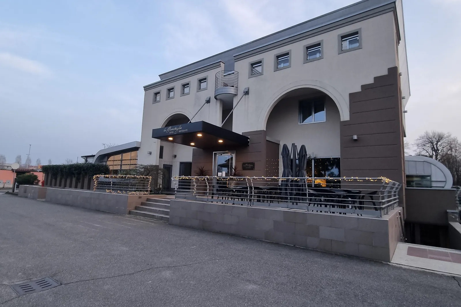 Ramo d'azienda comprendente struttura alberghiera,beni mobili,ecc.