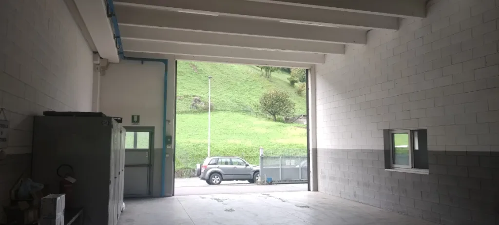 Porzione di capannone industriale dotata di zona uffici e area scoperta
