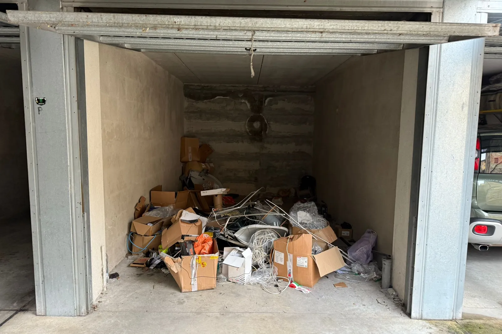 Appartamento con cantina , posto auto scoperto e autorimessa