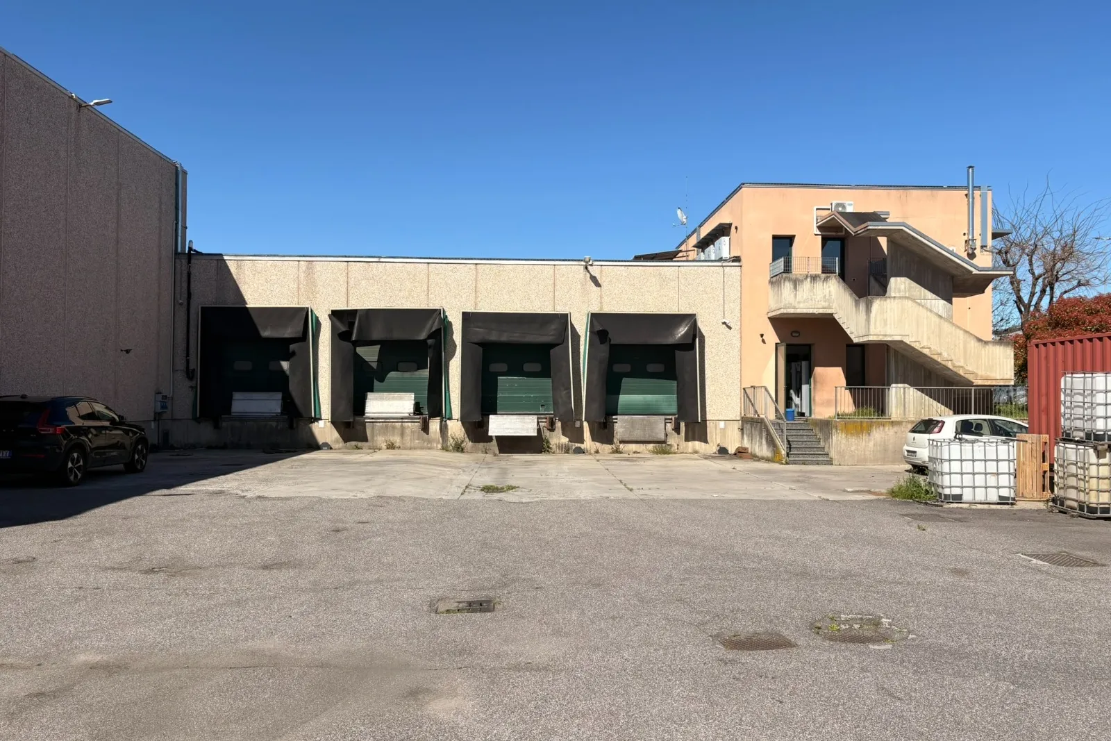 Complesso industriale con celle frigorifere e beni mobili
