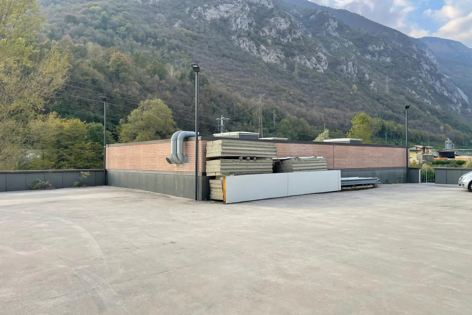 Compendio artigianale con uffici e terreno pertinenziale