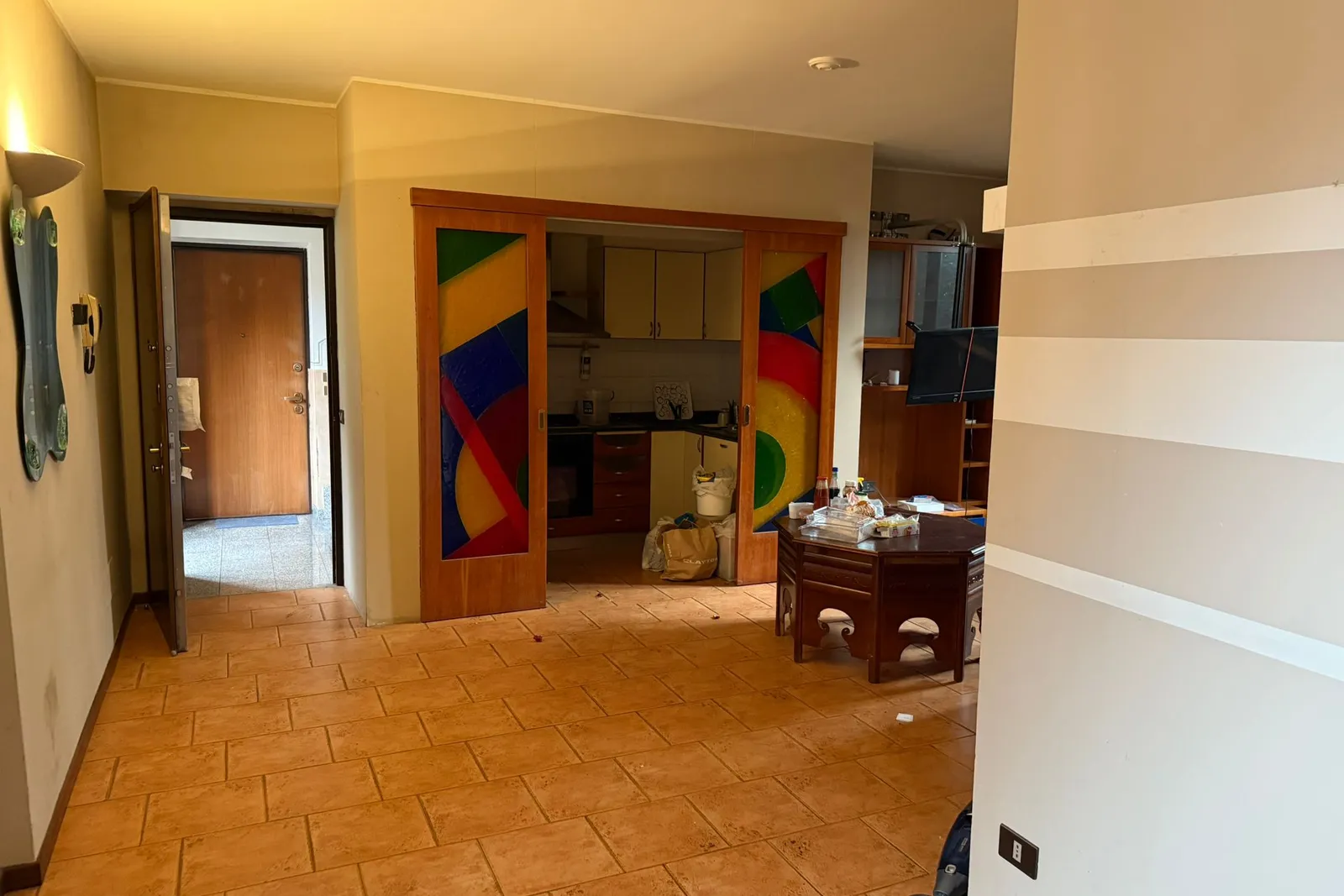 Appartamento con cantina , posto auto scoperto e autorimessa