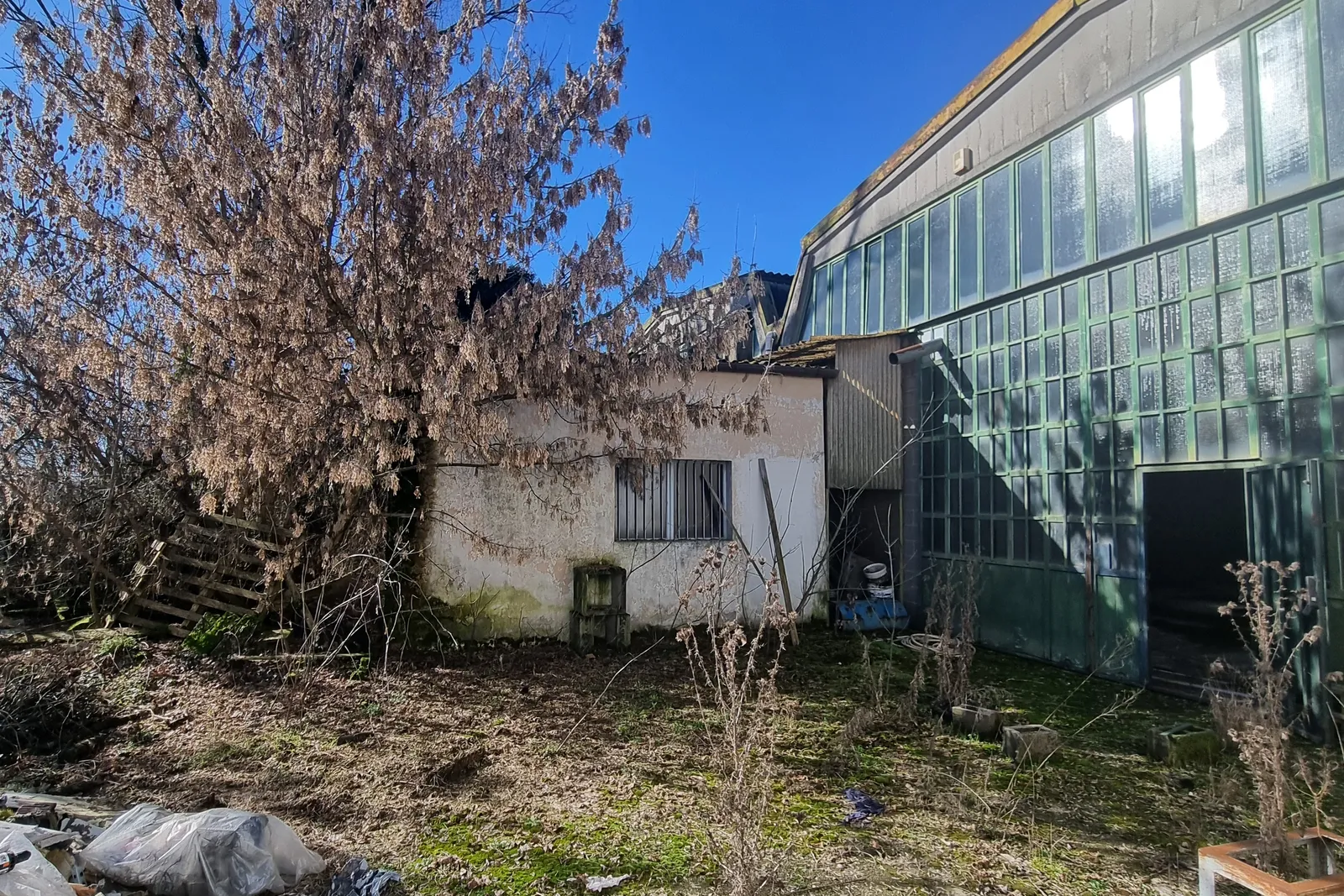 due porzioni di capannoni industriali
