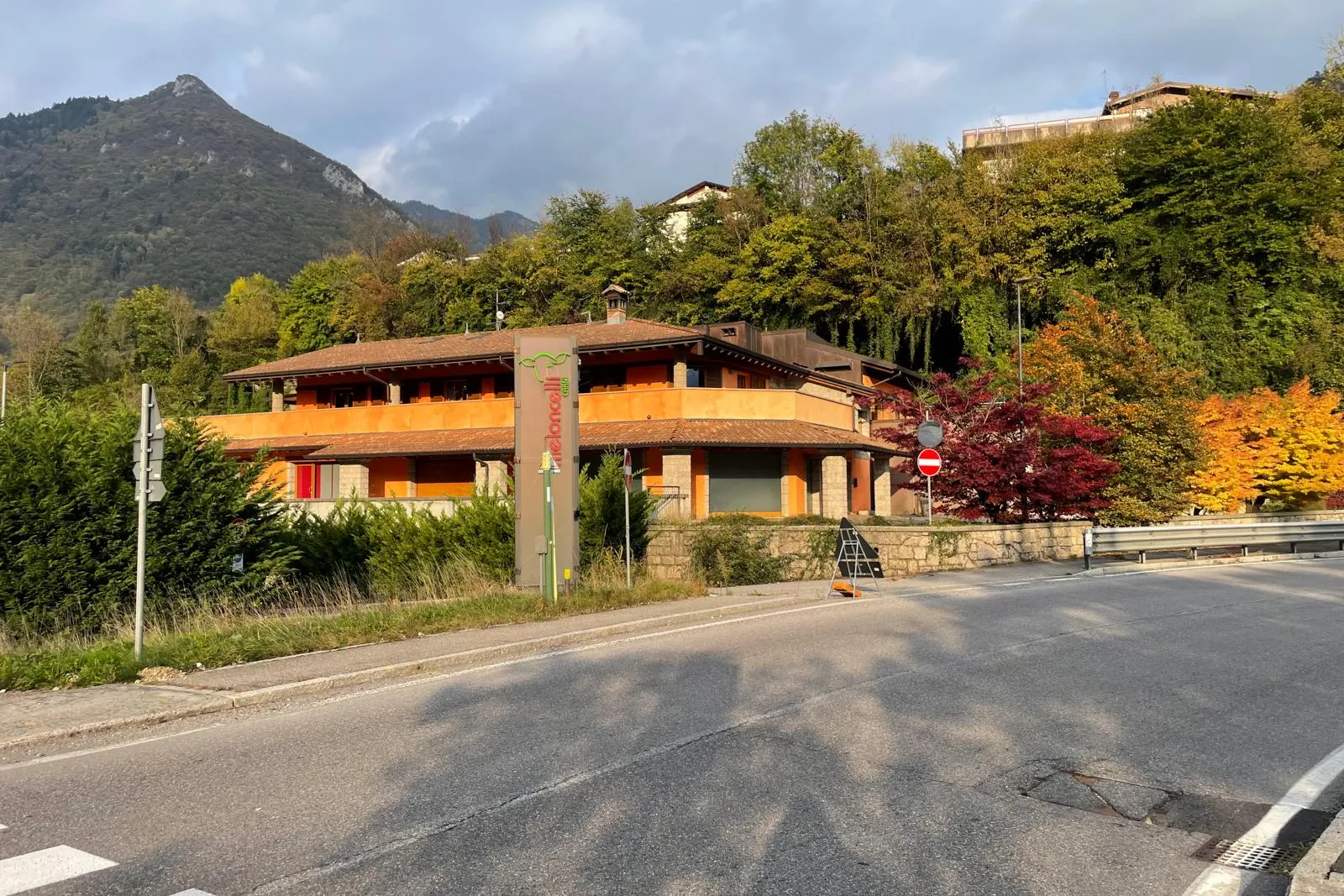 Compendio artigianale con uffici e terreno pertinenziale