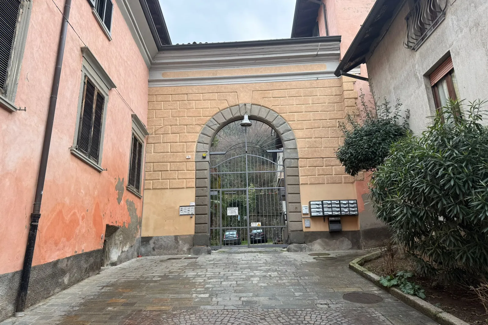 Appartamento con cantina , posto auto scoperto e autorimessa
