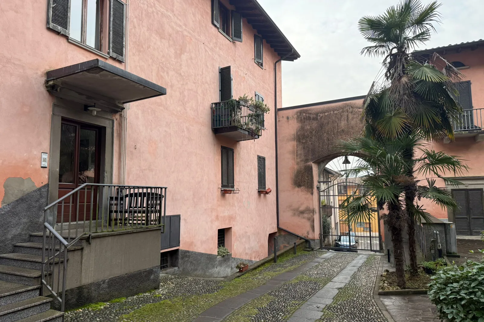 Appartamento con cantina , posto auto scoperto e autorimessa