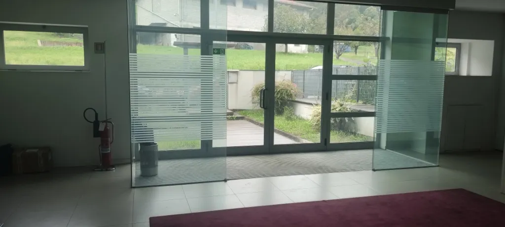Porzione di capannone industriale dotata di zona uffici e area scoperta