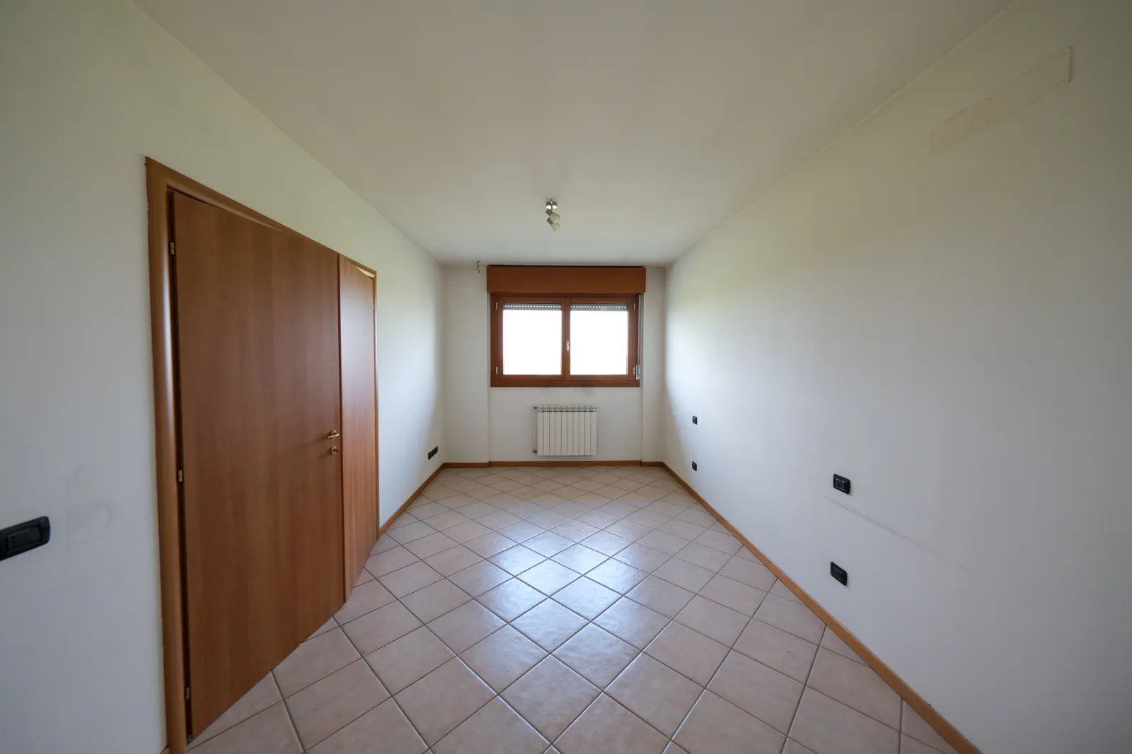 n.1 appartamento sub 27 + box sub 50 + n.2 cantine sub 76 e 77