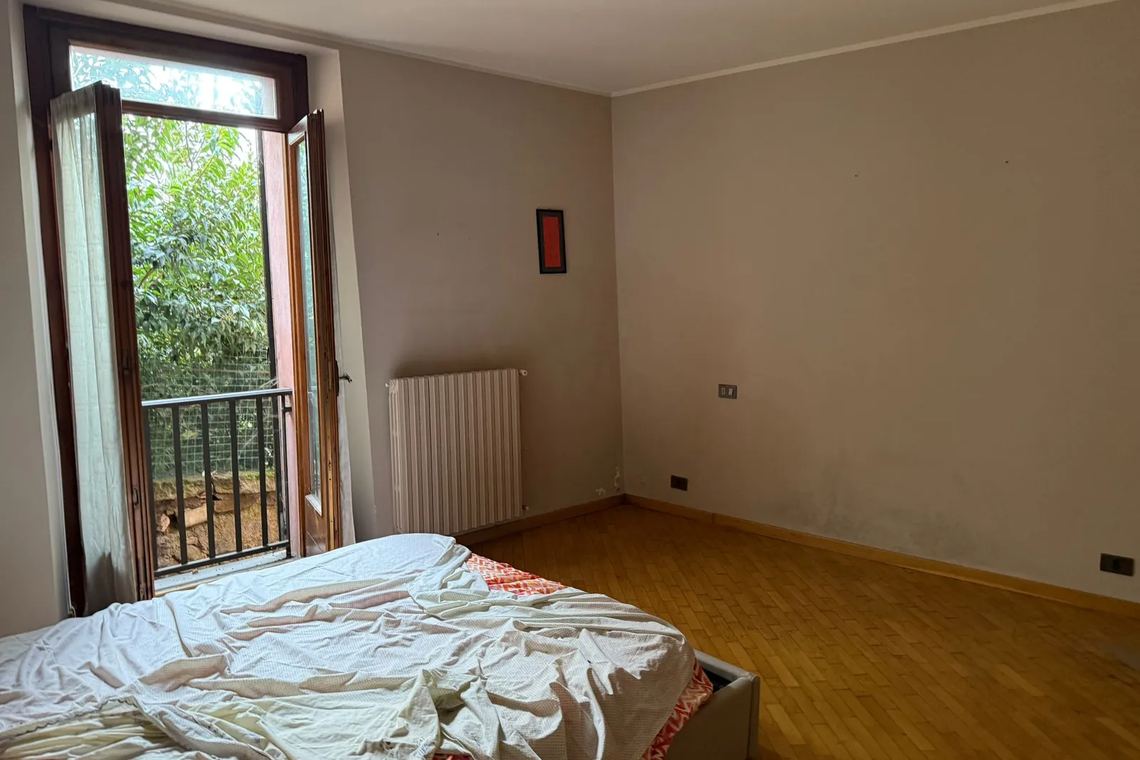 Appartamento con cantina , posto auto scoperto e autorimessa