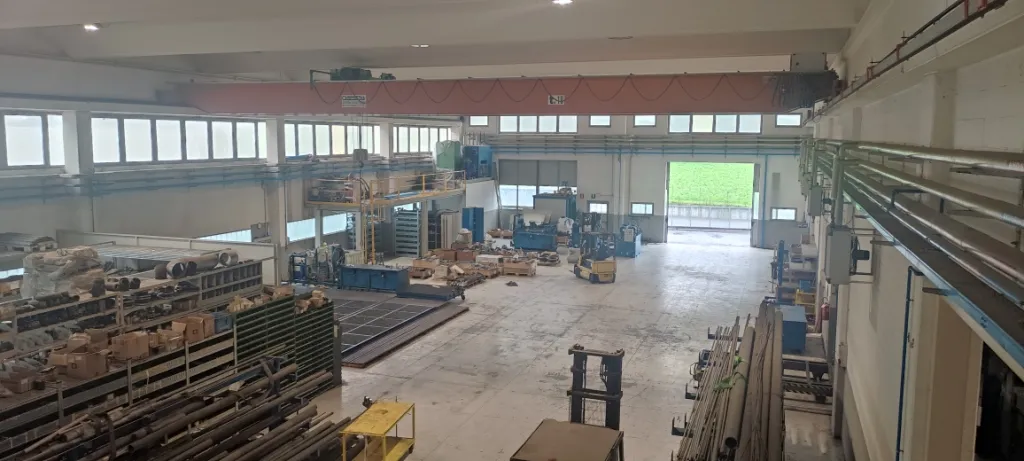 Porzione di capannone industriale dotata di zona uffici e area scoperta