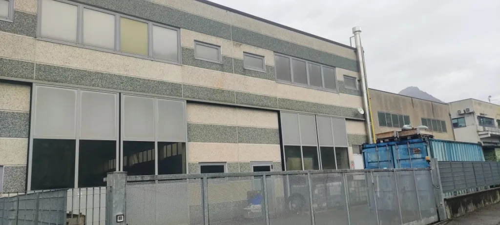 Porzione di capannone industriale dotata di zona uffici e area scoperta