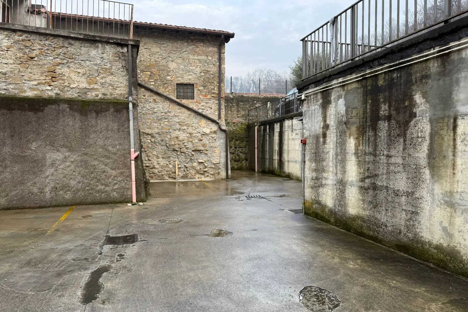 Appartamento con cantina , posto auto scoperto e autorimessa