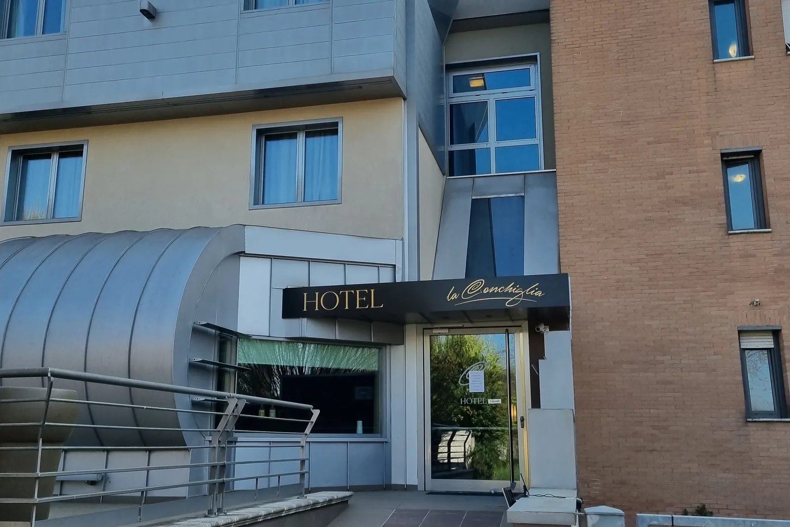 Ramo d'azienda comprendente struttura alberghiera,beni mobili,ecc.