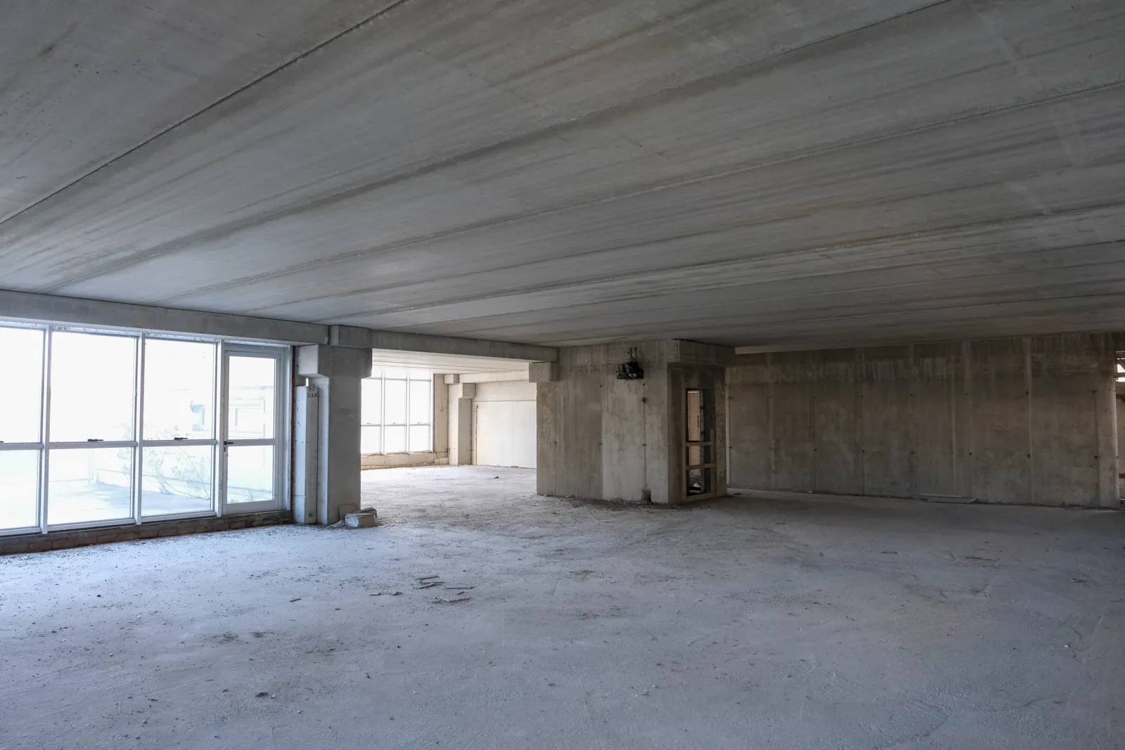 Unità immobiliare con n.4 posti auto