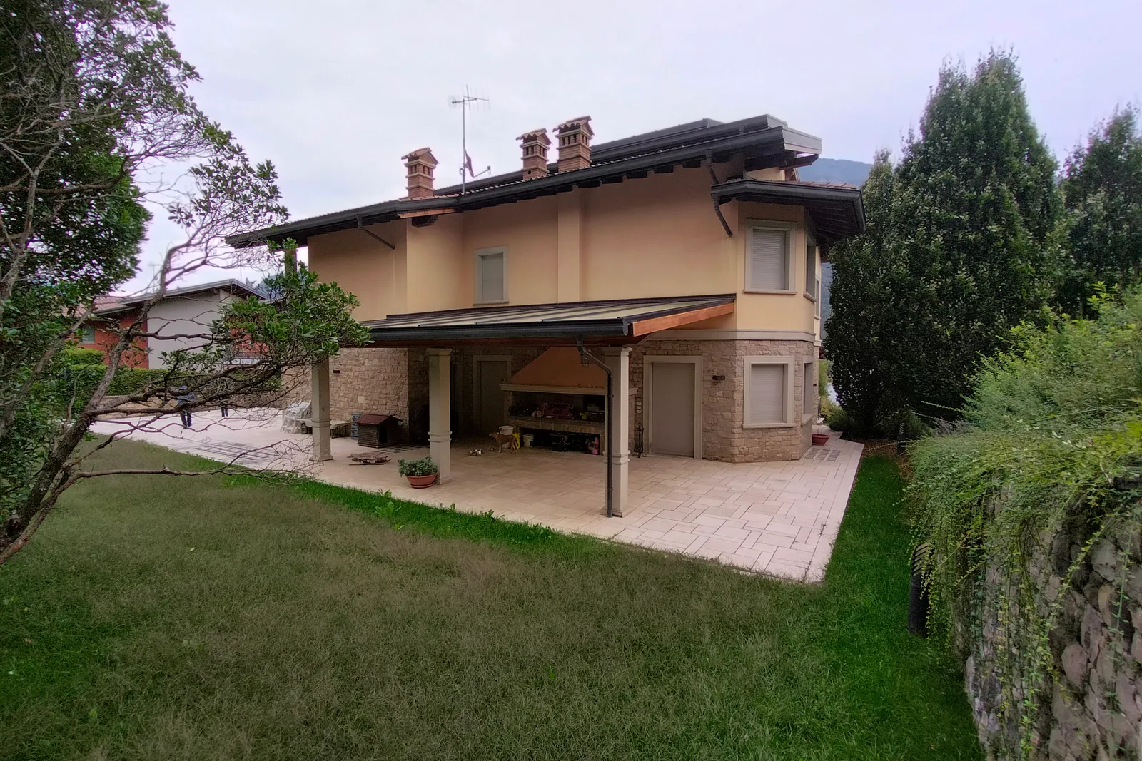 Villa con giardino