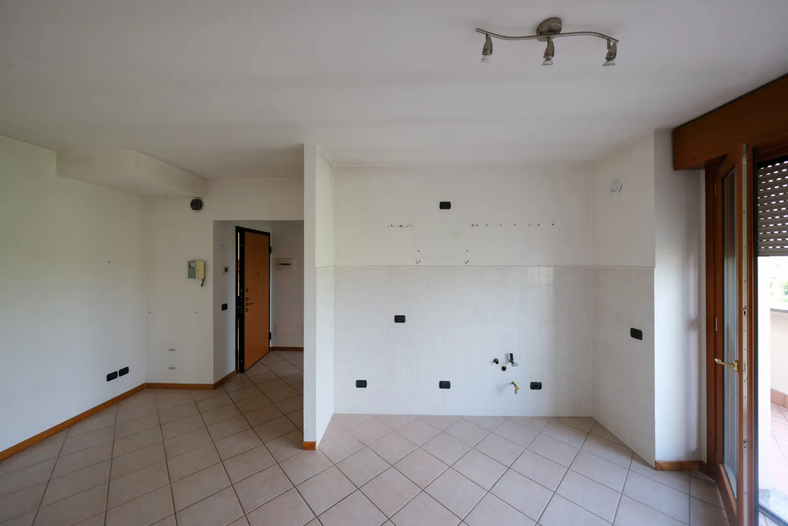 n.1 appartamento sub 27 + box sub 50 + n.2 cantine sub 76 e 77