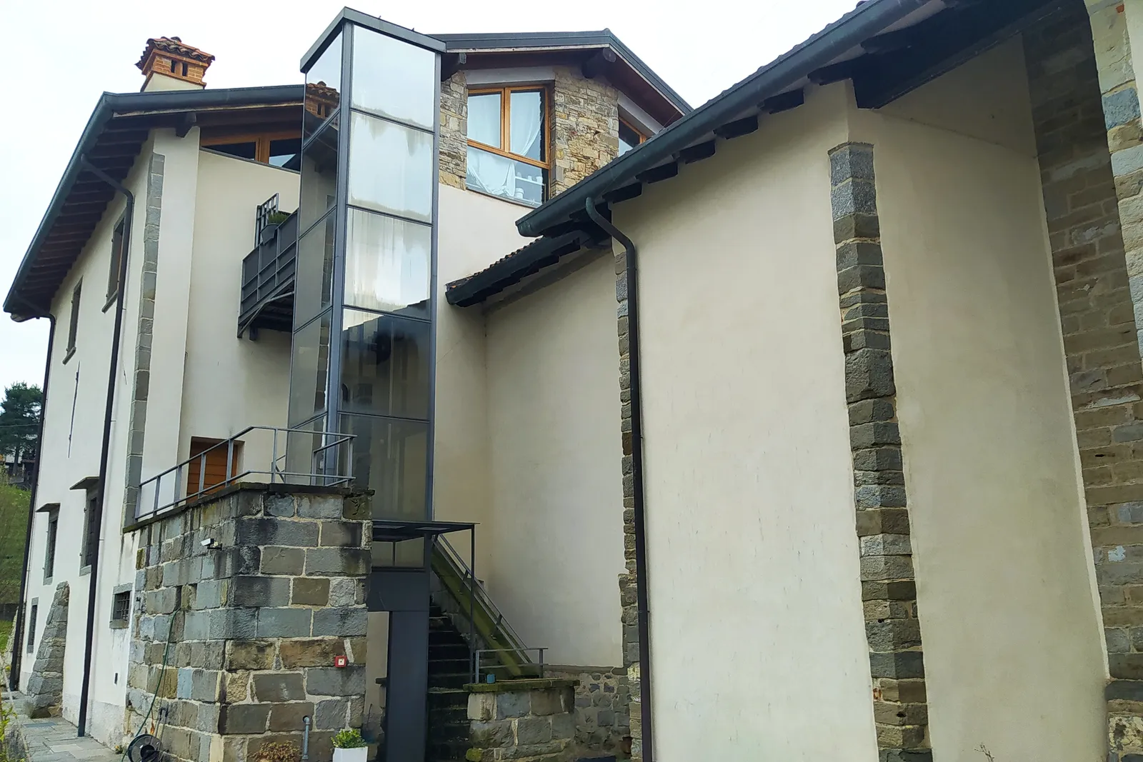 compendio immobiliare in parte residenziale e in parte ex piano di recupero del Borgo Sant’Andrea