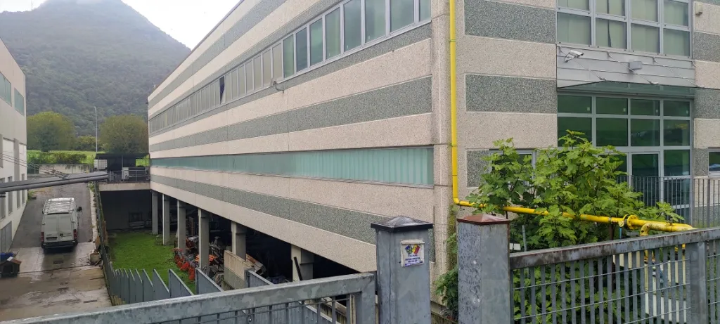 Porzione di capannone industriale dotata di zona uffici e area scoperta