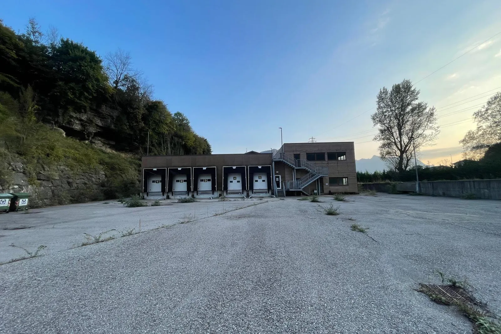Compendio artigianale con uffici e terreno pertinenziale