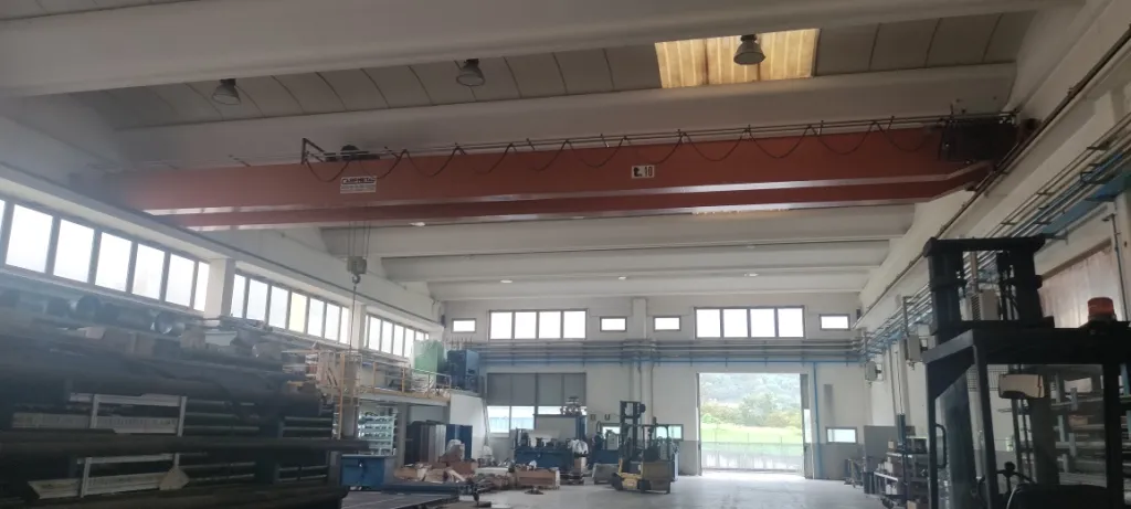 Porzione di capannone industriale dotata di zona uffici e area scoperta