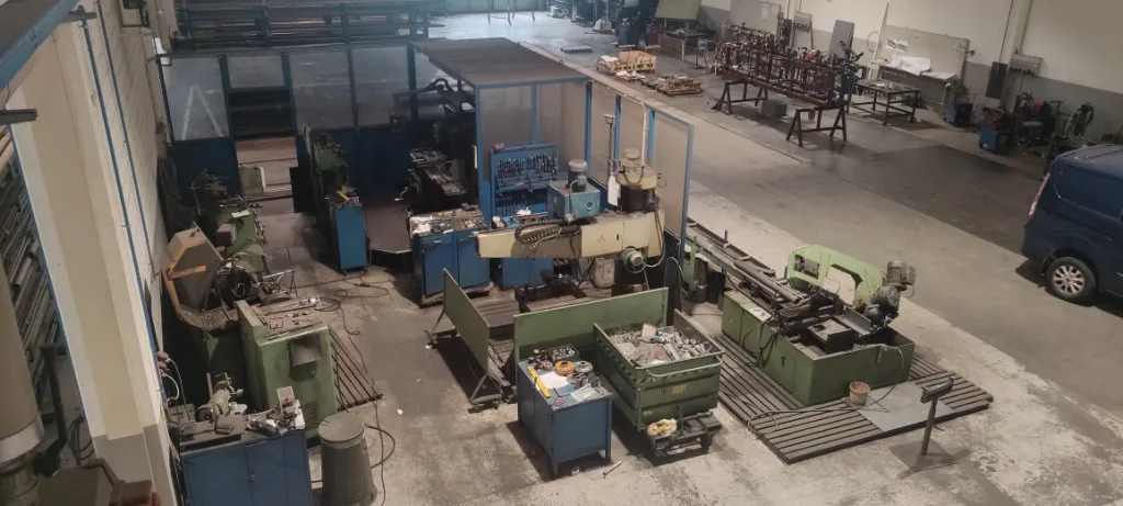 Porzione di capannone industriale dotata di zona uffici e area scoperta