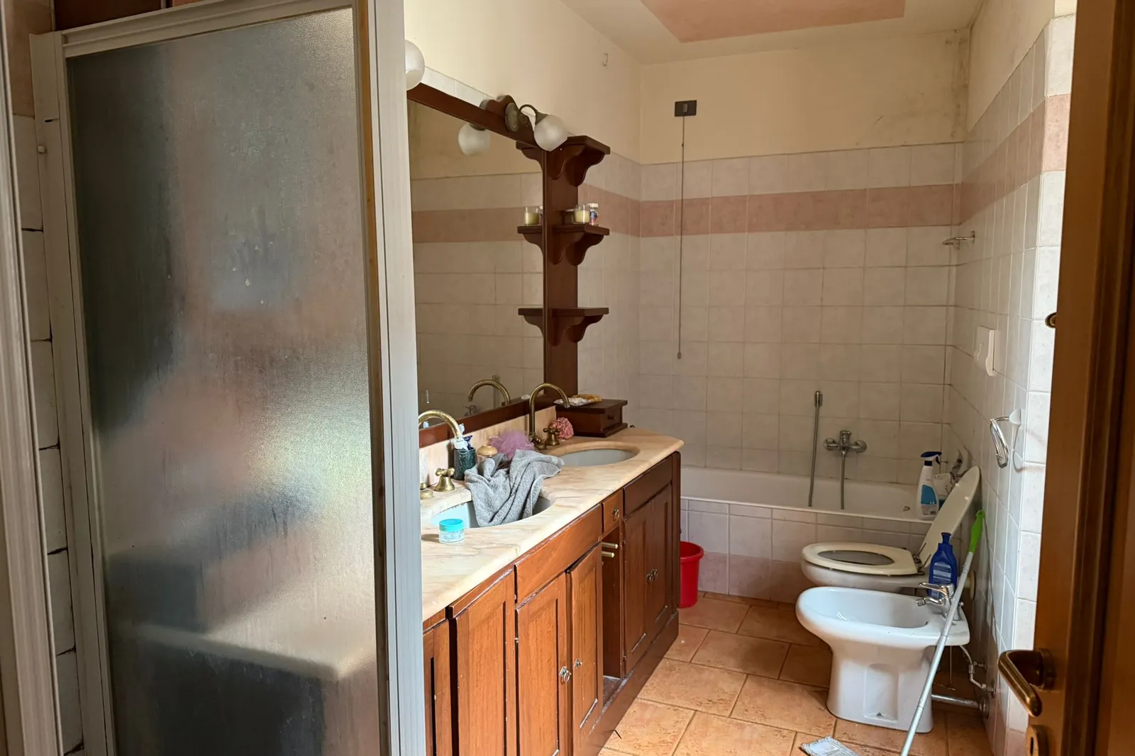 Appartamento con cantina , posto auto scoperto e autorimessa