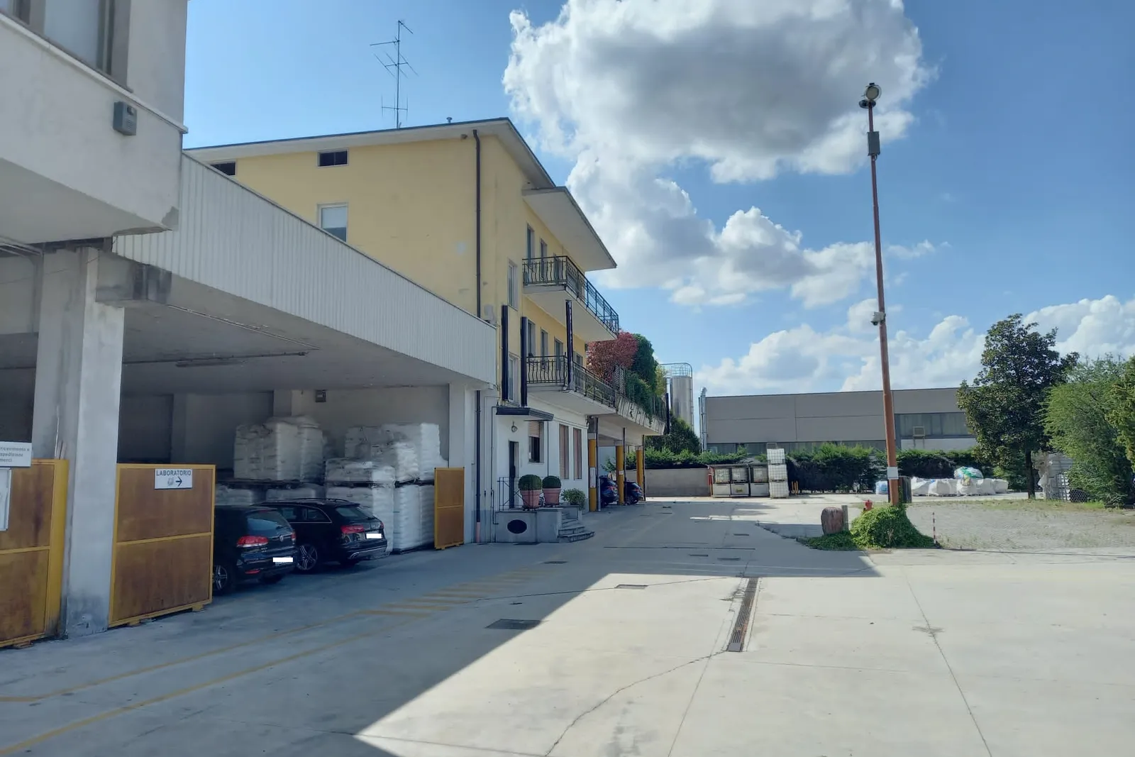 Complesso industriale e beni mobili