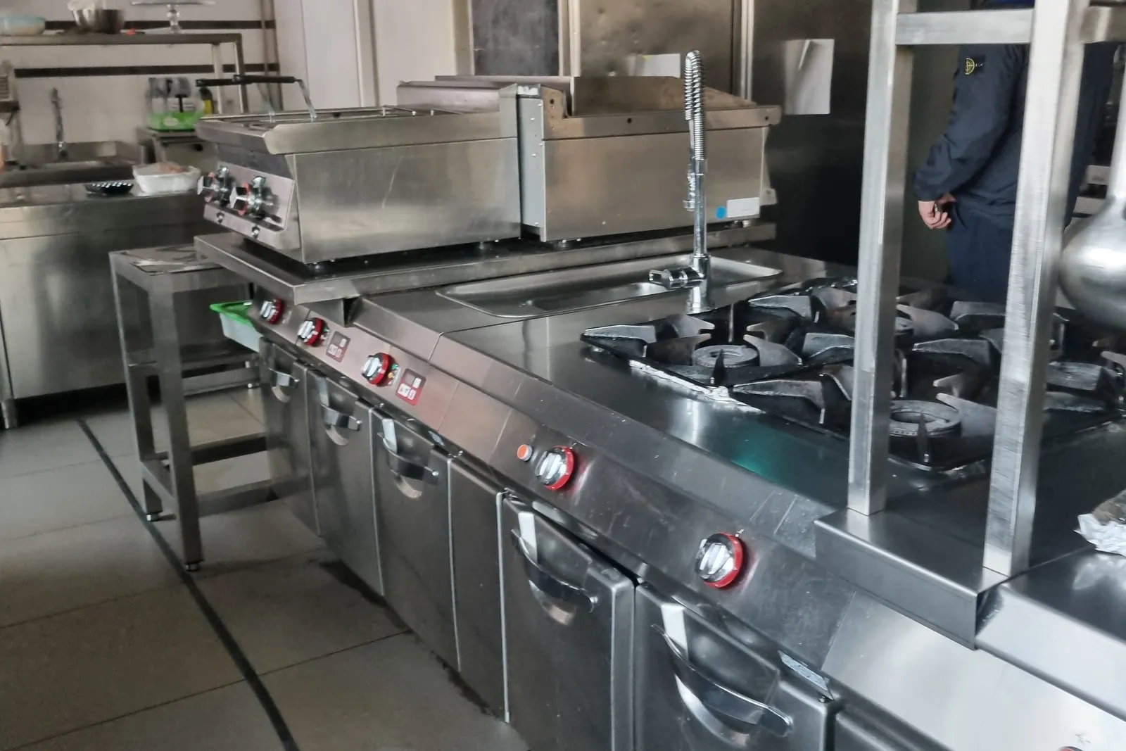 Ramo d'azienda comprendente struttura alberghiera,beni mobili,ecc.