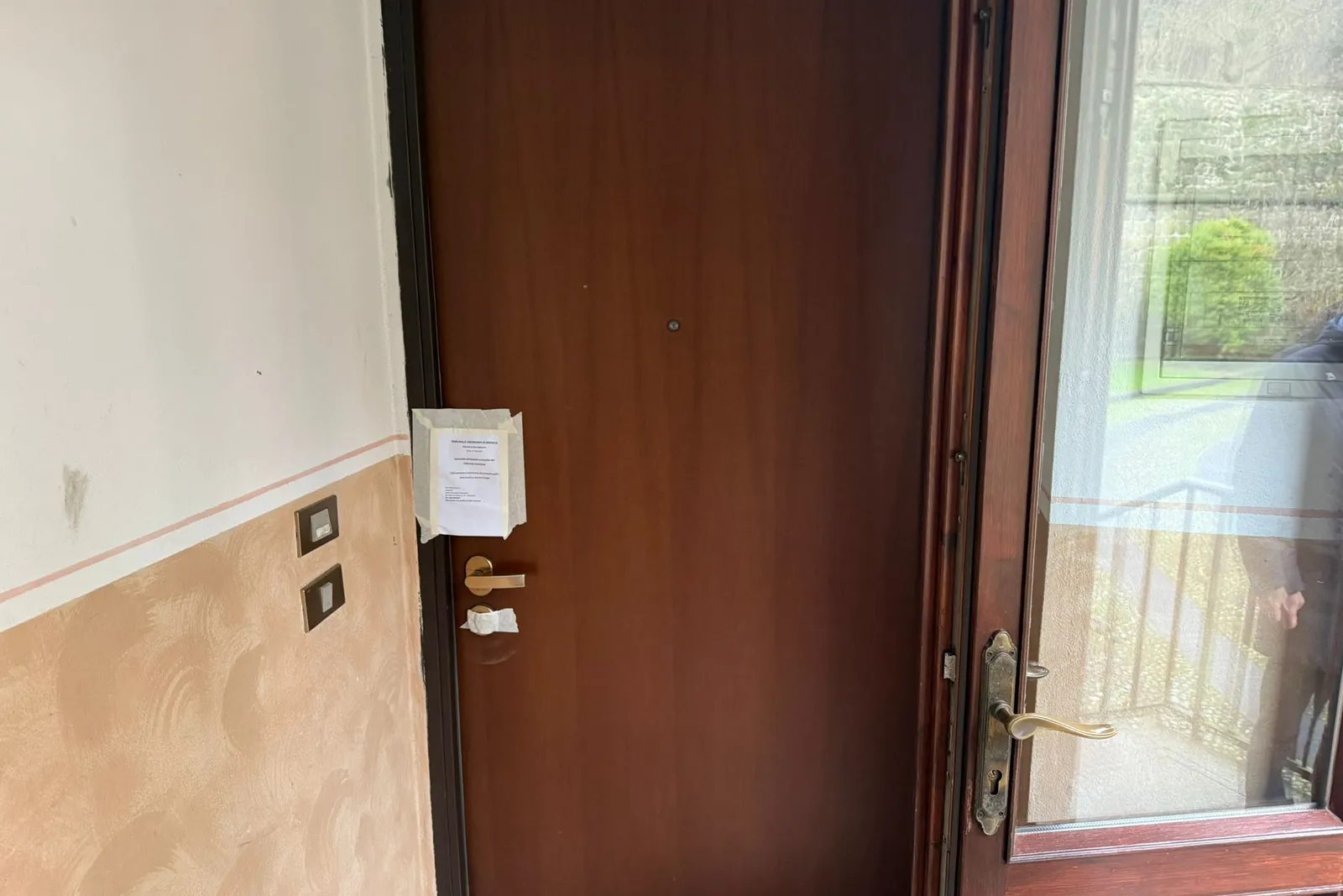 Appartamento con cantina , posto auto scoperto e autorimessa