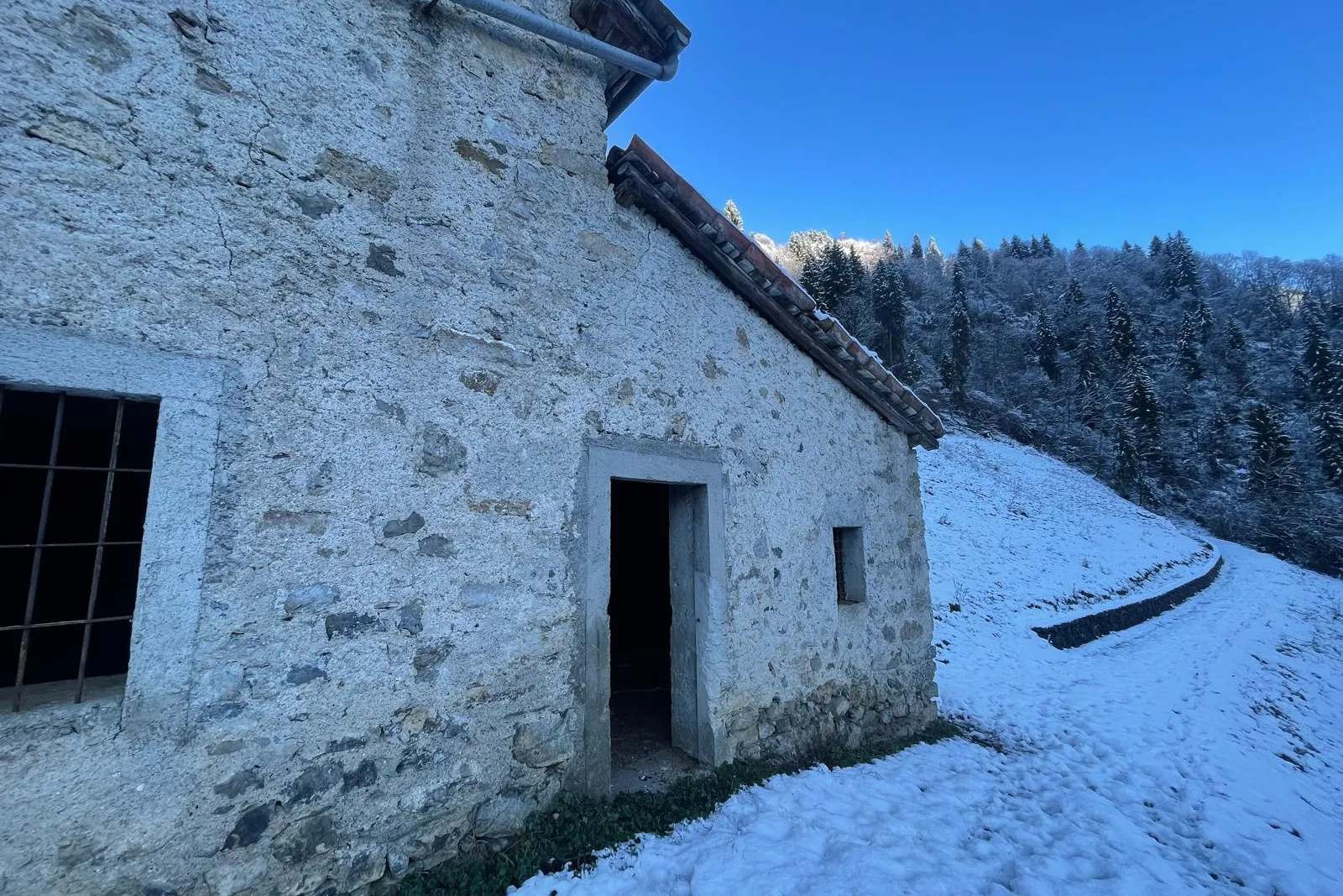 Fabbricato rurale e terreni