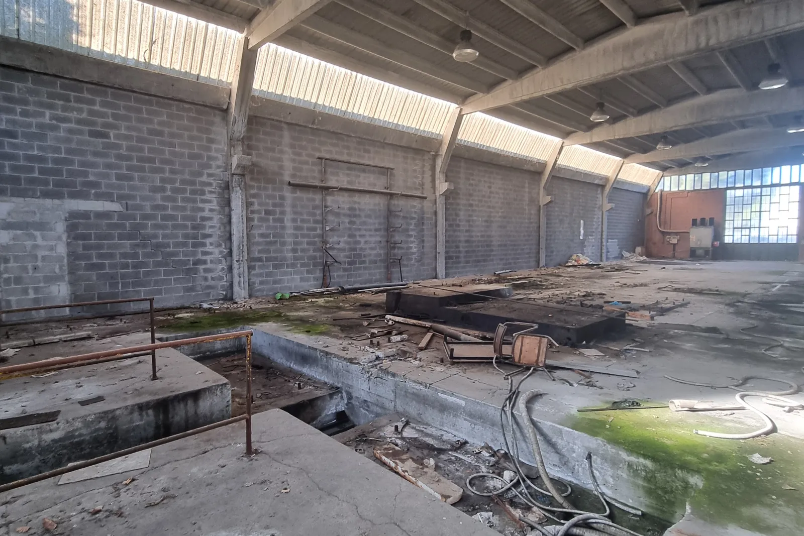 due porzioni di capannoni industriali