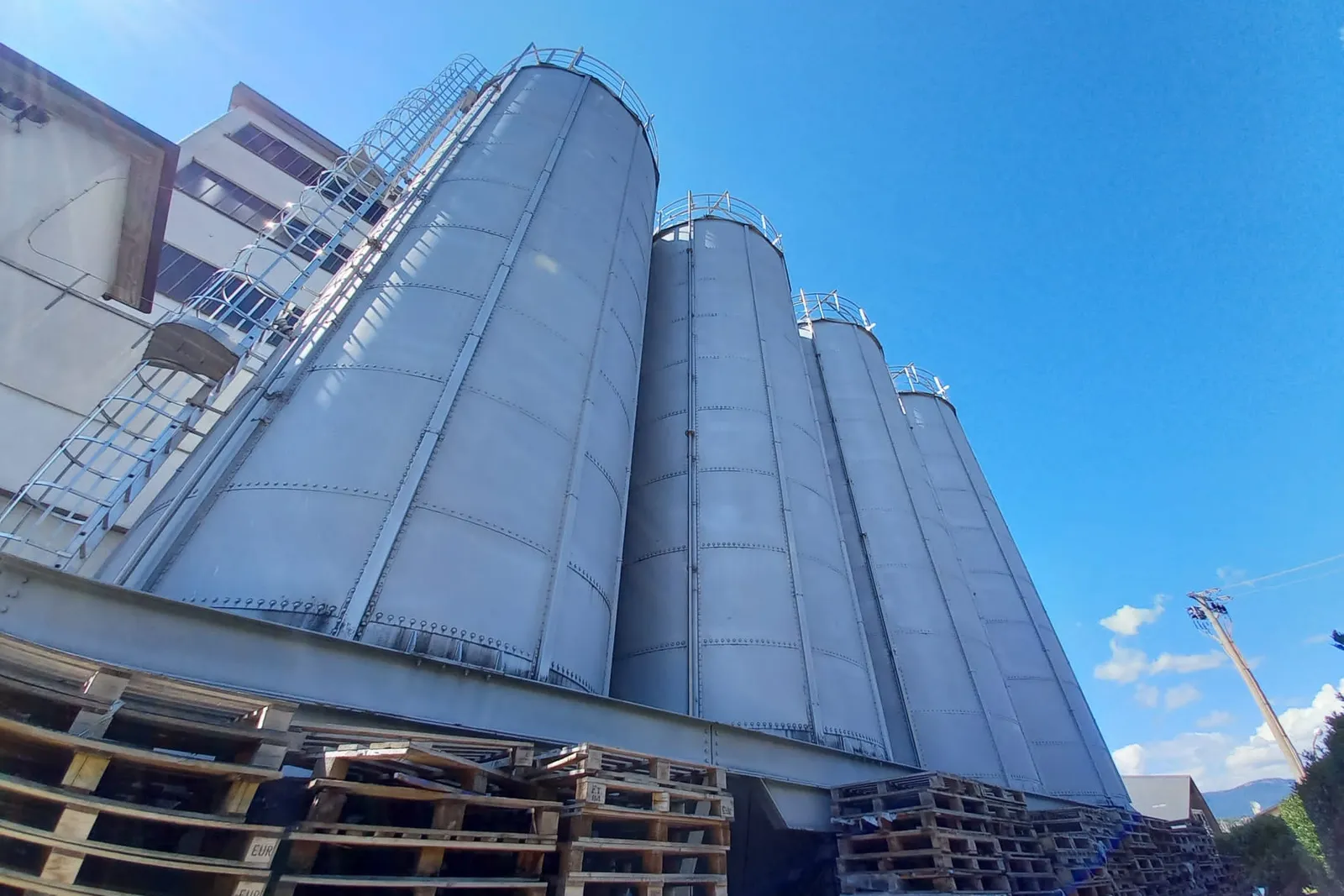 Complesso industriale e beni mobili