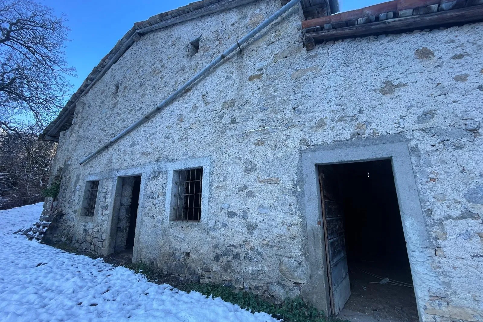Fabbricato rurale e terreni