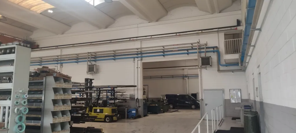 Porzione di capannone industriale dotata di zona uffici e area scoperta
